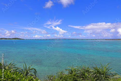 Wallpaper Mural  崖のふもとに広がる青い海 Torontodigital.ca