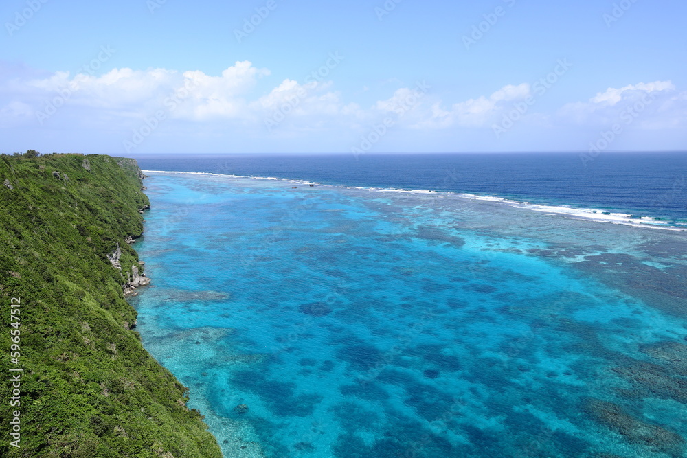  崖のふもとに広がる青い海