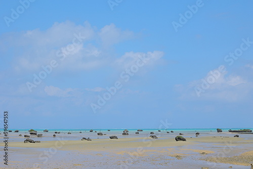 Wallpaper Mural 岩が点在する遠浅の海の風景 Torontodigital.ca