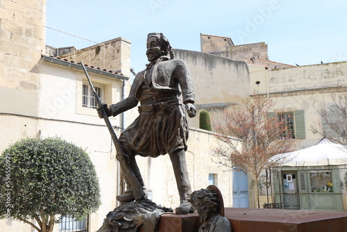 Statue représentant Tartarin de Tarascon, personnage des romans de Alphonse Daudet, ville de Tarascon, département des Bouches du Rhône, France photo