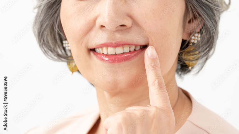 Fototapeta premium 歯並び 白い歯 中高年女性