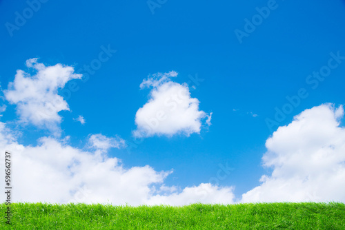 草原と青空にぽっかり雲