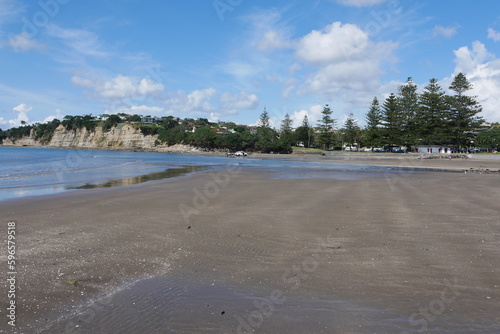 Strand bei Niedrigwasser in Neuseeland bei Auckland Waiake Beach