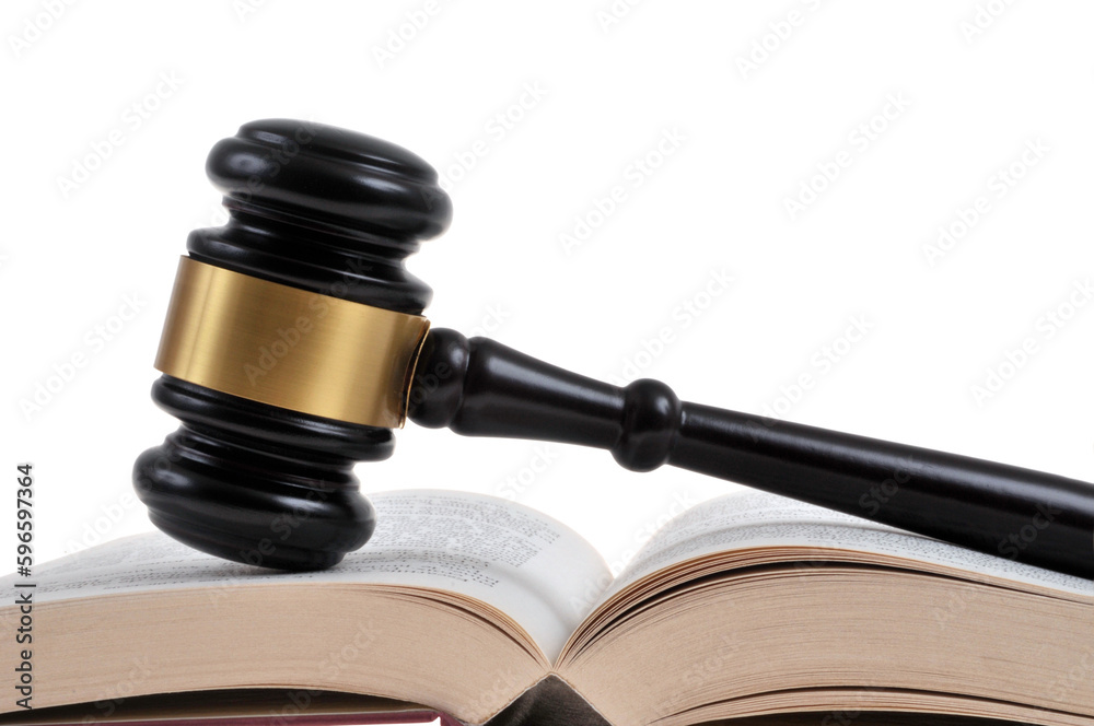 Marteau de juge sur un livre ouvert en gros plan sur fond blanc Marteau de juge sur un livre ouvert en gros plan sur fond blanc
