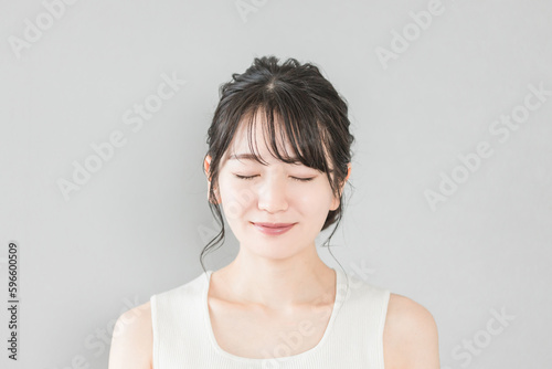正面から見たアジア人女性の笑顔（美容・エステ・スキンケアイメージ）
 photo