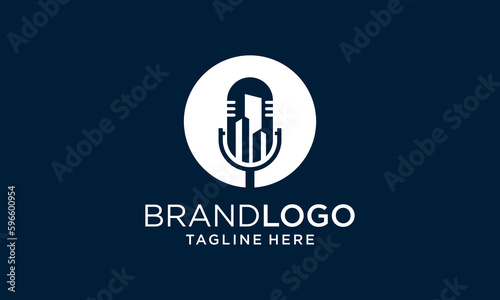 Building logo design with microphone podcast concept vektor