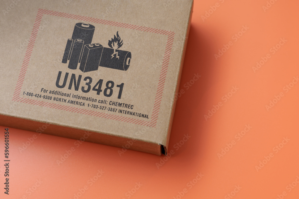 Foto de un3481 label printed on carton box lithium ion or metal