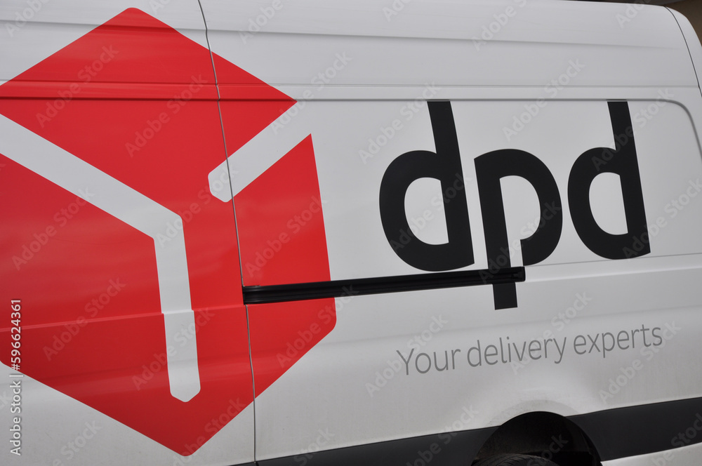 dpd Logo, rot schwarz auf weißen Sprinter Deutscher Post Dienst im Einsatzfahrzeug unterwegs