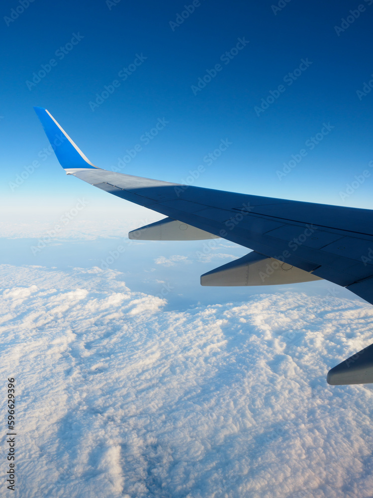Obraz premium 飛行機の窓からの景色・雲と青空