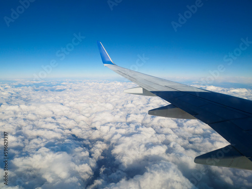 飛行機の窓からの景色・雲と青空