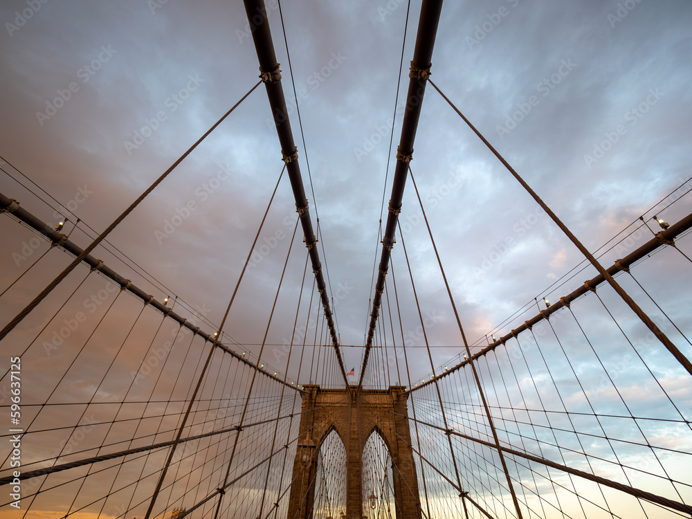 Fototapeta premium Brooklyn Bridge bei Sonnenuntergang in Manhattan, New York