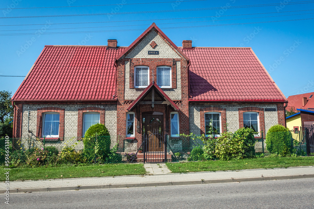 Traditional brick cottage in Przodkowo village, Kaszuby region, Poland - obrazy, fototapety, plakaty 