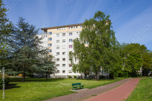 Moderne, monotone Wohngebäude mit Grünanlage , Mehrfamilienhäuser, Bremen, Deutschland © detailfoto