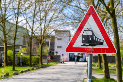 Schild - Hinweis - Achtung Zug - Bahnübergang