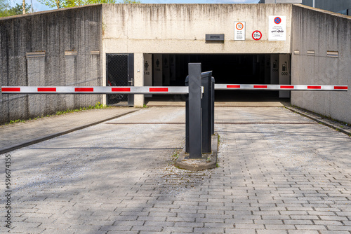 Einfahrt zu einer Tiefgarage - Beschrankt photo