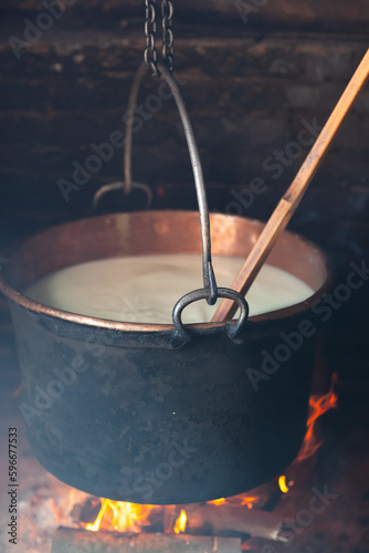 Bacówka na Olczy w Zakopanem. Gar z mlekiem podgrzewanym na ognisku. 