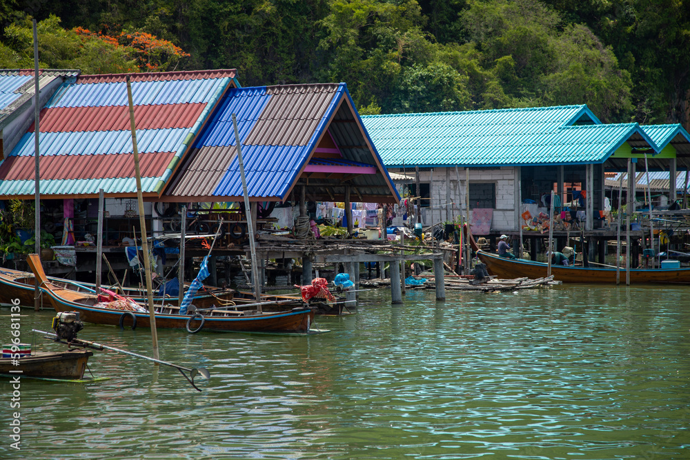 Fischerhütte mit Long tail boot Thailand