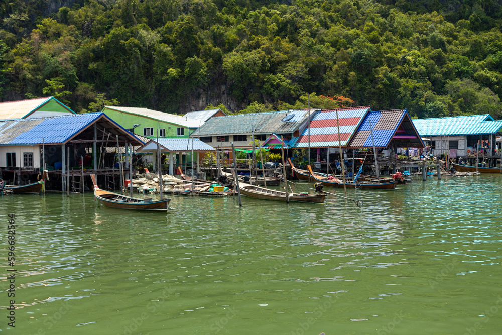 Fototapeta premium Boote und Fischerhütten Thailand