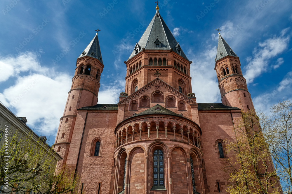Obraz premium Türme des historischen Doms am Markt in Mainz