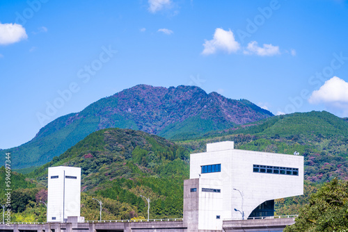 ダム堤防からダム周辺の山並み風景
Mountain scenery around the dam from the dam embankment
日本(秋)2022年撮影
Japan (Autumn) Taken in 2022
九州・熊本県菊池市
Kikuchi City, Kumamoto Prefecture, Kyushu
(竜門ダム)
(Ryumon Dam) photo