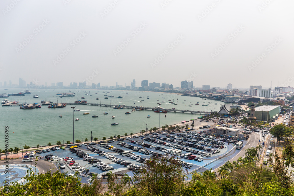 Obraz premium Pattaya city viewpoint from Bali Hai Pier view point with PM2.5 dust...It is a popular tourist spot that travels across Koh Larn.