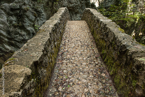 Steinbogenbrücke in der Areuse-Schlucht, im Val de Travers, Kanton Neuenburg, Schweiz photo