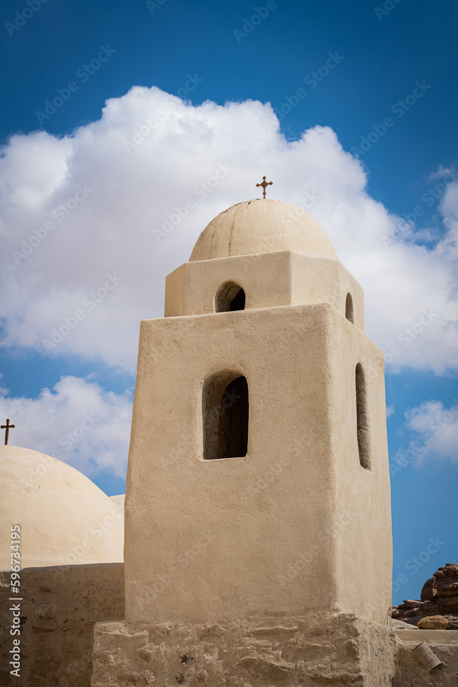 Kloster Saint Paul nahe dem Roten Meer - das älteste Kloster der Welt. Kirche mit Kreuz. Kloster Saint Paul nahe dem Roten Meer - das älteste Kloster der Welt. Kirche mit Kreuz.