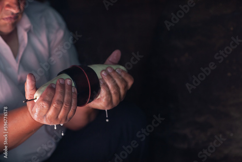 Bacówka pod Reglami w Zakopanem i okolice. Mężczyzna trzymający w dłoniach oscypka. © rogozinski