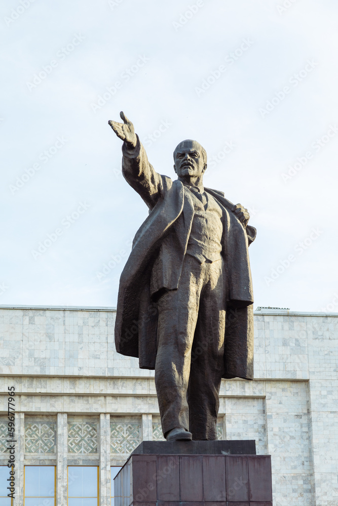 Naklejka premium Vladimir Lenin statue
