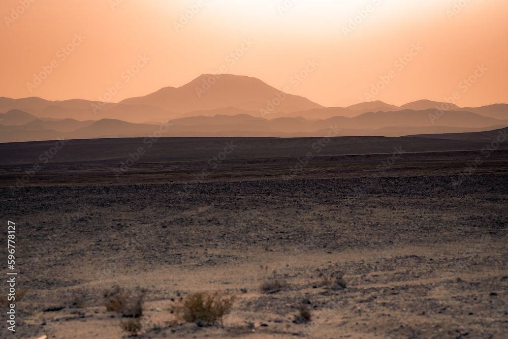 Fototapeta premium Nähe Marsa Alam, Ägypten - Herbst - Sonnenuntergang und die Red Sea Mountains im Hintergrund.