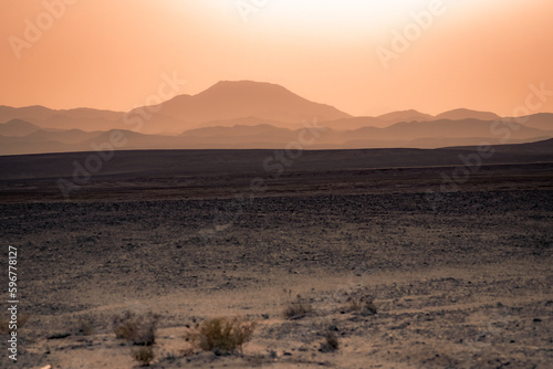 Nähe Marsa Alam, Ägypten - Herbst - Sonnenuntergang und die Red Sea Mountains im Hintergrund.