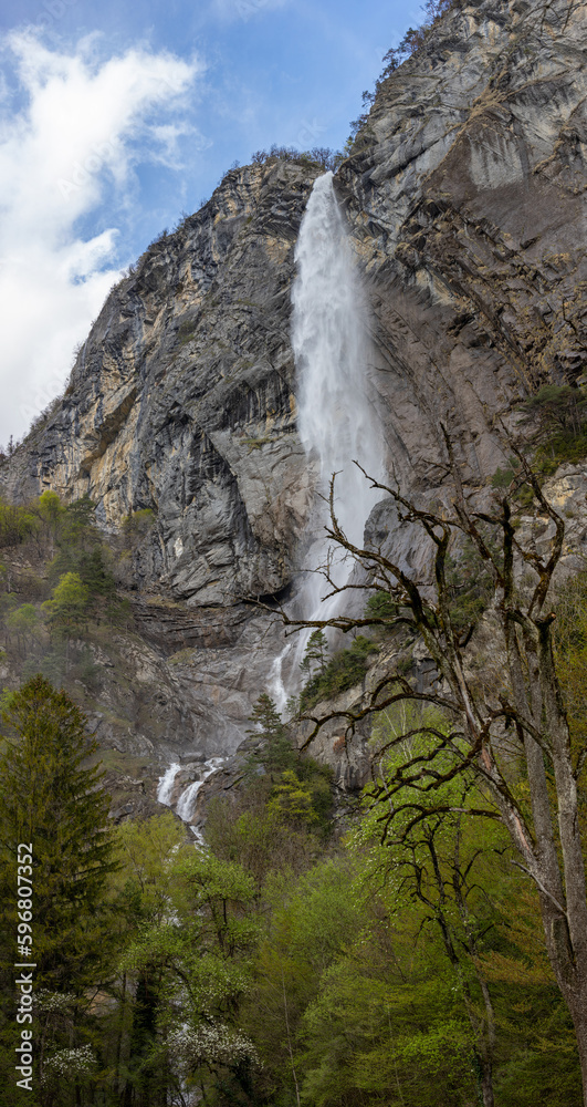impressionnante et magnifique cascade de montagne dans les Alpes françaises