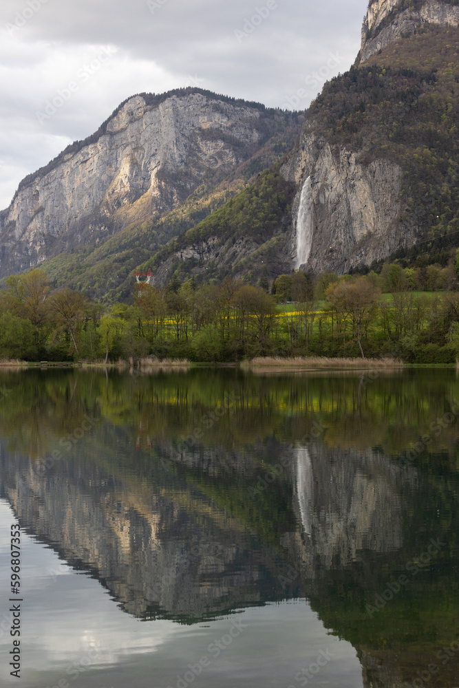 magnifique lac de montagne ensoleillé avec une belle cascade. Lac des Ilettes en Haute Savoie