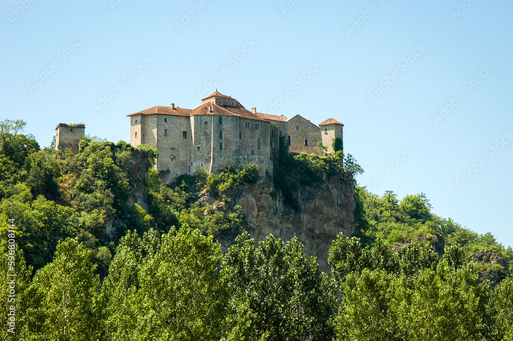 Châteaux du village de Bruniquel, sur un promontoire rocheux