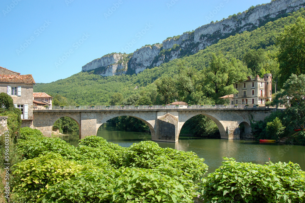 Vieux pont en pierre de Saint-Antonin-Noble-Val, traversant les gorges de l'Aveyron, devant les falaises du rocher d'Anglars