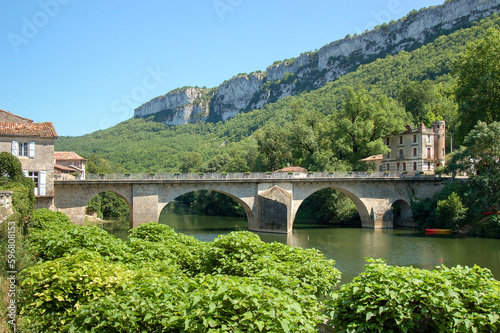 Vieux pont en pierre de Saint-Antonin-Noble-Val, traversant les gorges de l'Avey Fototapet