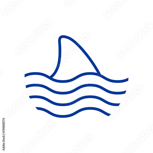 Logo Nautical. Aleta de tiburón lineal con olas de mar
