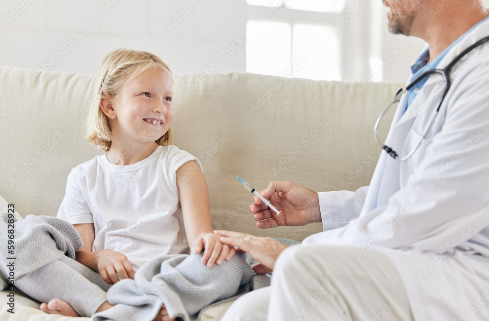 Obraz premium Shes smarter than most. Shot of a male doctor injecting a little girl at home.