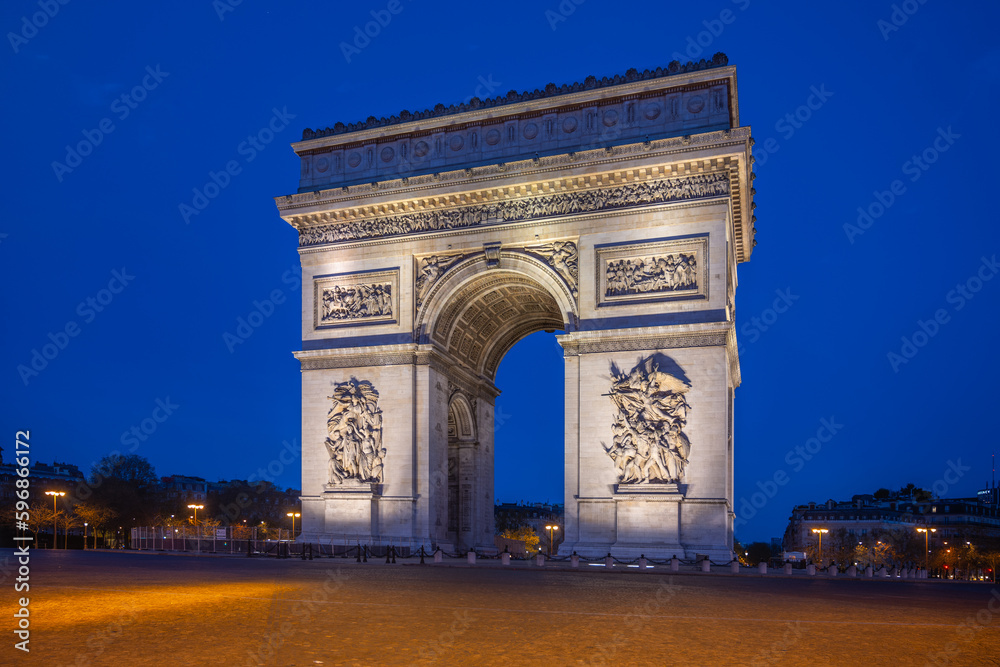 Naklejka premium Arc de Triomphe de l Etoile at the top of the Champs-Elysees boulevard by night, Paris, France