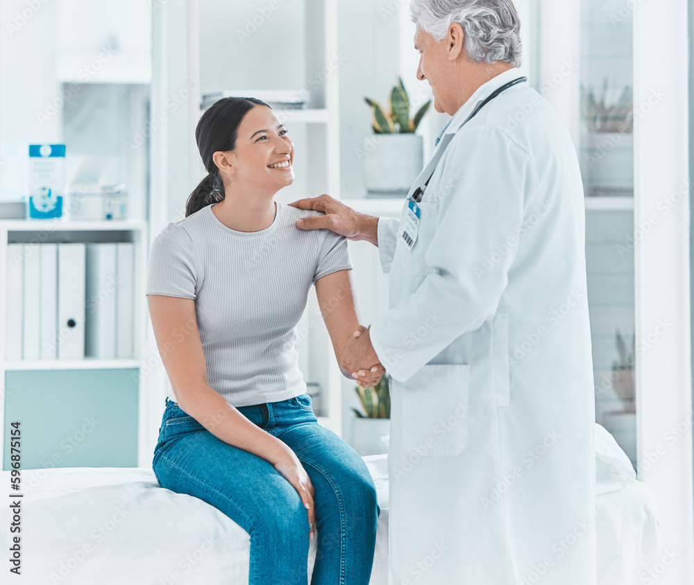 Obraz premium Youre the best doc. Shot of a senior doctor shaking hands with a patient in greeting.