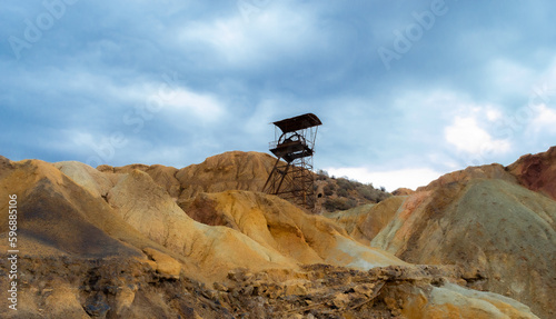 Torre de hierro en pozo de mina de extracción de minerales