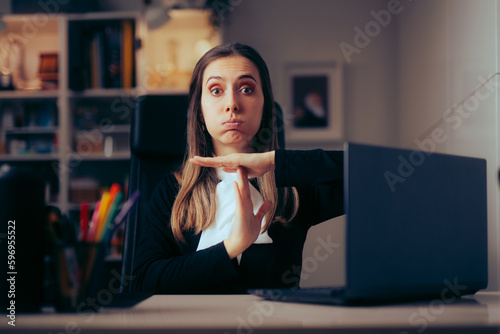 Obraz na plátně Office Worker Asking for a Time Out Break in her Schedule