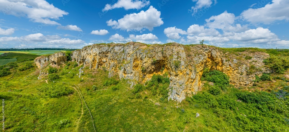 Der Steinbruch Goldberg im UNESCO Global Geopark Ries nahe Nördlingen in Schwaben