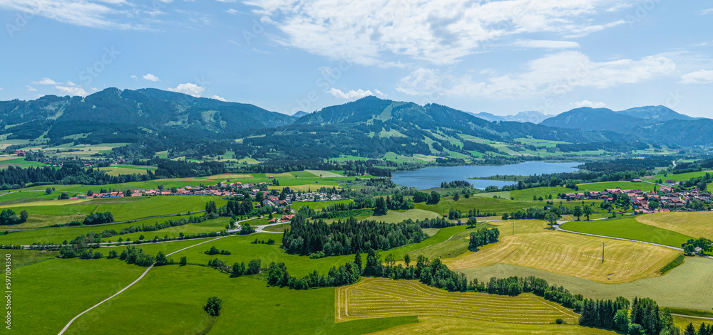 Blick ins Allgäu am Alpenrand rund um Oy-Mittelberg mit dem Grüntensee und Haslach