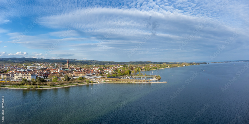 Luftbild der Stadt Radolfzell am Bodensee mit der Halbinsel Mettnau