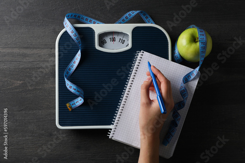 Obraz na plátně Concept of weight loss and healthy nutrition with apple and measuring tape