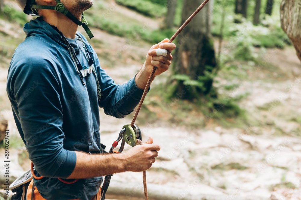 Ταπετσαρία Close up shot of a man's hands holding a rock climbing belaying device