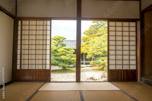 日本建築の室内から見える日本庭園 