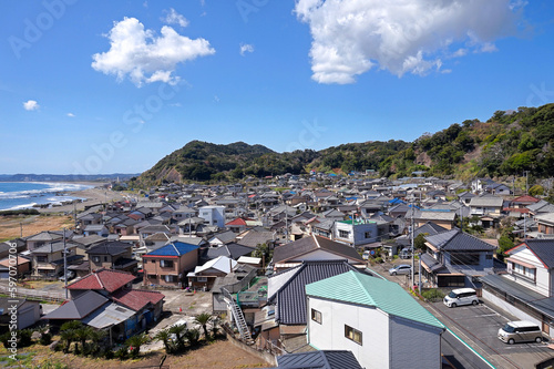 海沿いの街並み（千葉県南房総市和田町）