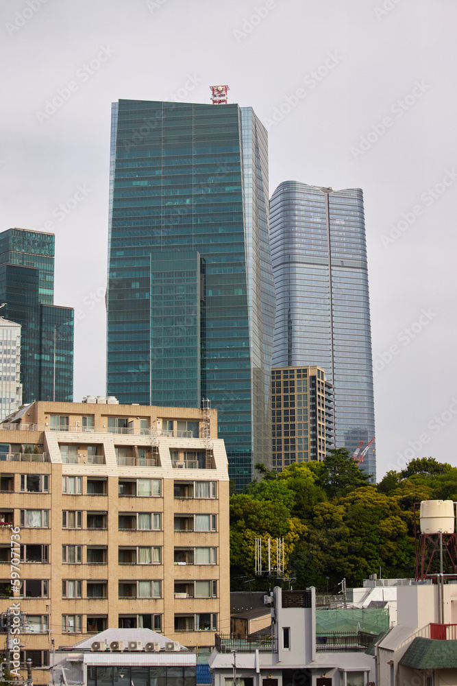 東京の高層オフィスビルと住宅地の風景